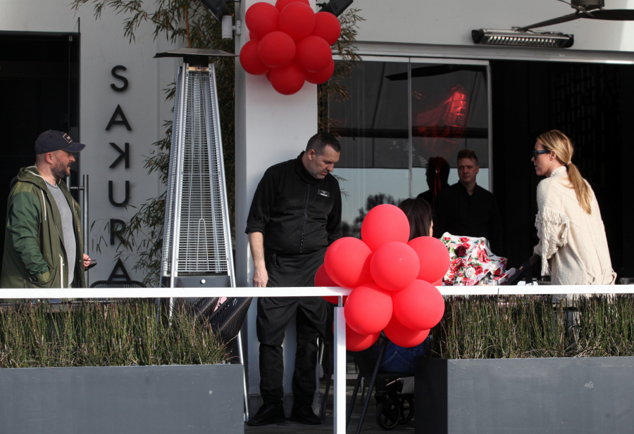 LICE KRIJE, A STOMAKOM SE DIČI! Alo! Paparazzo uslikao je Ivanovića tokom porodičnog ručka (FOTO)