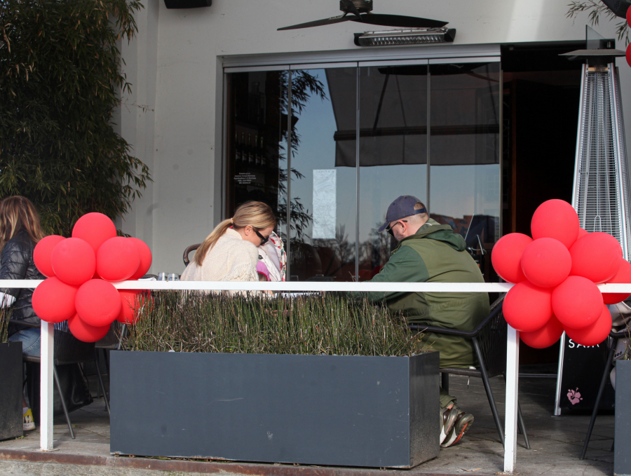 LICE KRIJE, A STOMAKOM SE DIČI! Alo! Paparazzo uslikao je Ivanovića tokom porodičnog ručka (FOTO)