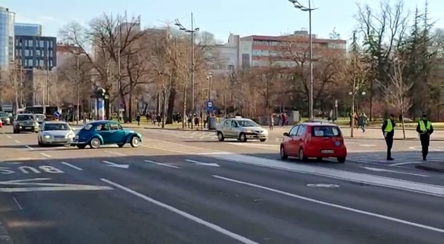 PREDSTAVNIK OPOZICIJE UGROŽAVA BEZBEDNOST U SAOBRAĆAJU: Bahati Živković krši zakone u našminkanoj bubi