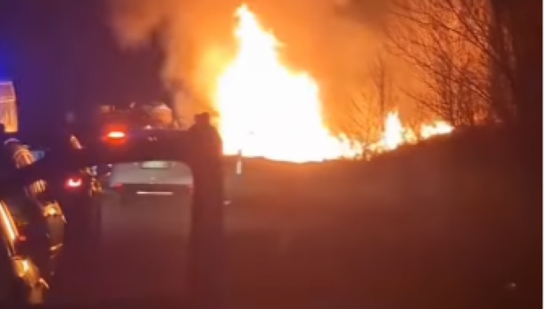 UZNEMIRUJUĆE! TEŠKA SAOBRAĆAJNA NESREĆA KOD PANČEVA Automobil u plamenu, poginula najmanje jedna osoba (VIDEO)
