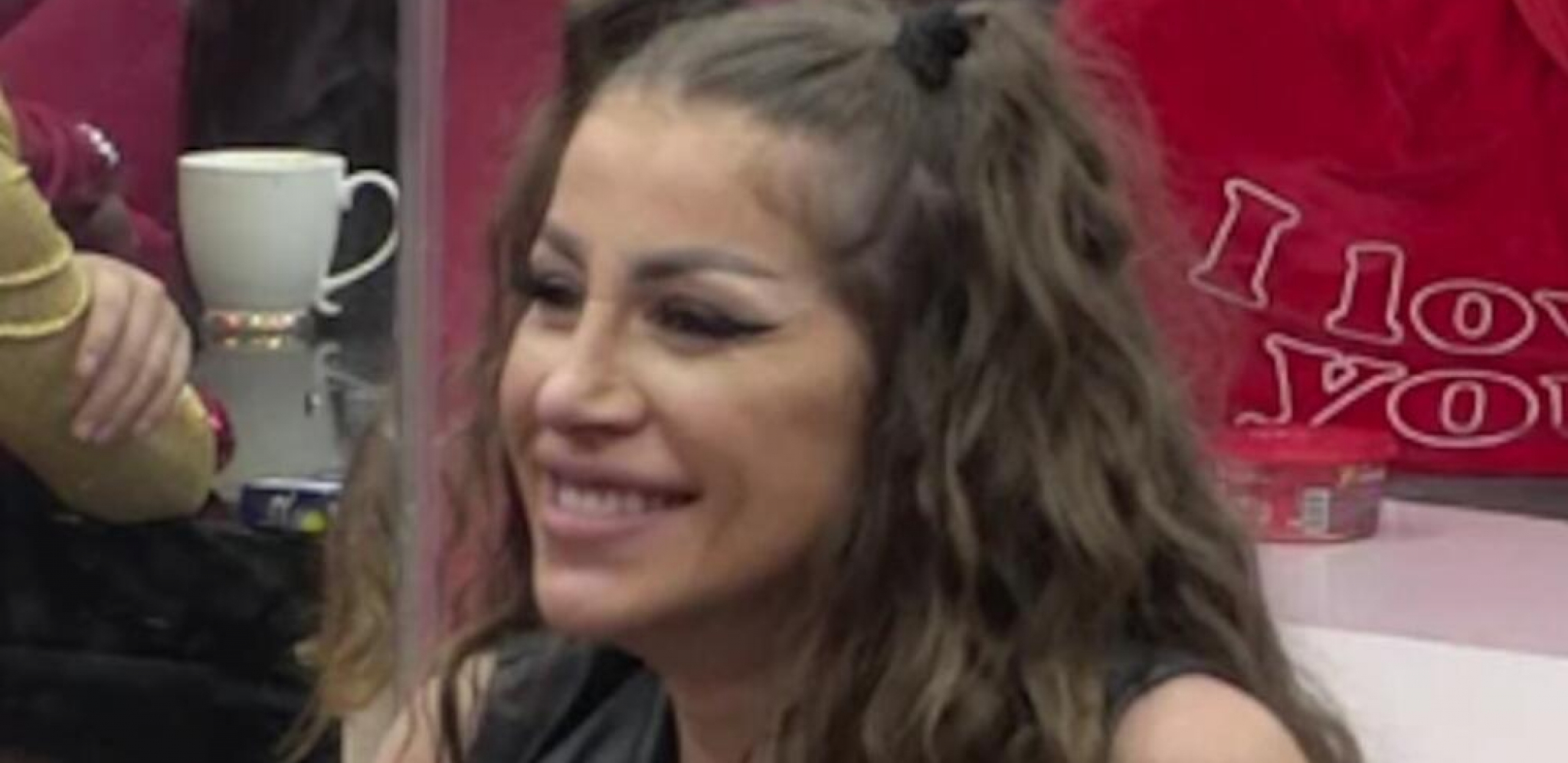 MOLIM DA SE DALILI POŠALJE BRUSHALTER! Poznata pevačica javno ponizila zadrugarku i njen skandalozan stajling uživo u emisiji!