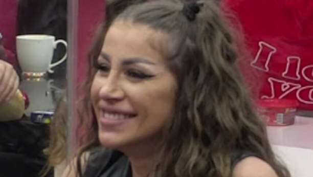 MOLIM DA SE DALILI POŠALJE BRUSHALTER! Poznata pevačica javno ponizila zadrugarku i njen skandalozan stajling uživo u emisiji!