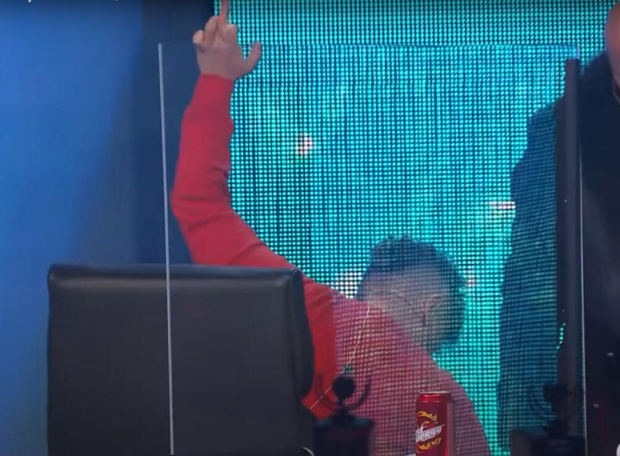 POKAZALA MU SREDNJI PRST USRED EMISIJE! Skandal u Zvezdama Granda kakav se ne pamti, nastao opšti haos zbog njih!