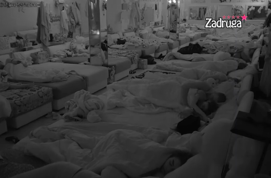 ŠOK ZA SVE! Nakon brutalnih reči i svađe Milica i Mensur se prepustili strastima pred celom sobom, zadrugari u šoku kada su videli ovo!