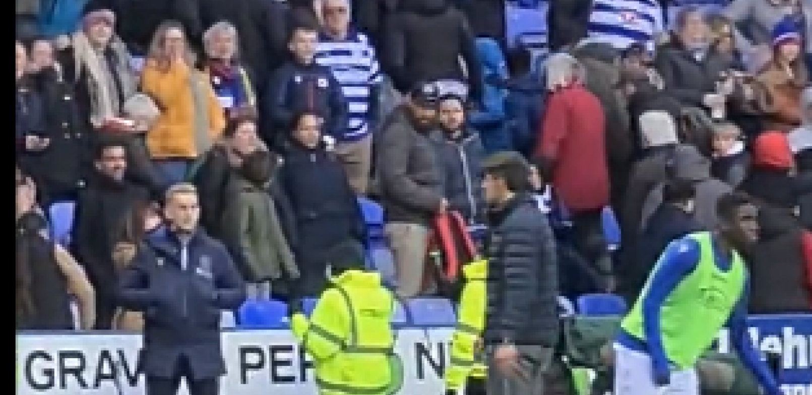 VELIKA FRKA! Navijači upali na teren, Paunović trčao u svlačionicu! (VIDEO)