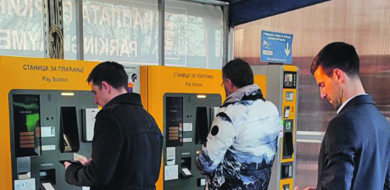 NEOBIČNO OBIČAN! Najbolji teniser sveta potpuno neprimetan plaćao parking! (FOTO)