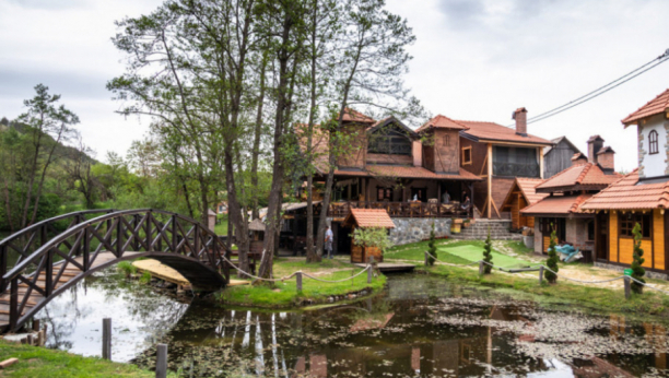 PRIRODNI FENOMEN KOJE POSTOJI VIŠE MILIONA GODINA Zemlja progutala neposlušnog popa i formirala ovo neverovatno jezero!