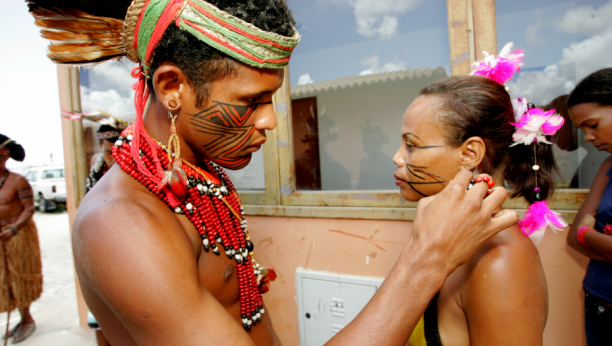 NJIHOVA TRADICIJA IZNENAĐUJE EVROPLJANE Privremena razmena partnera i bolna "nežnost", ovo je ljubav u svetu amazonskog naroda