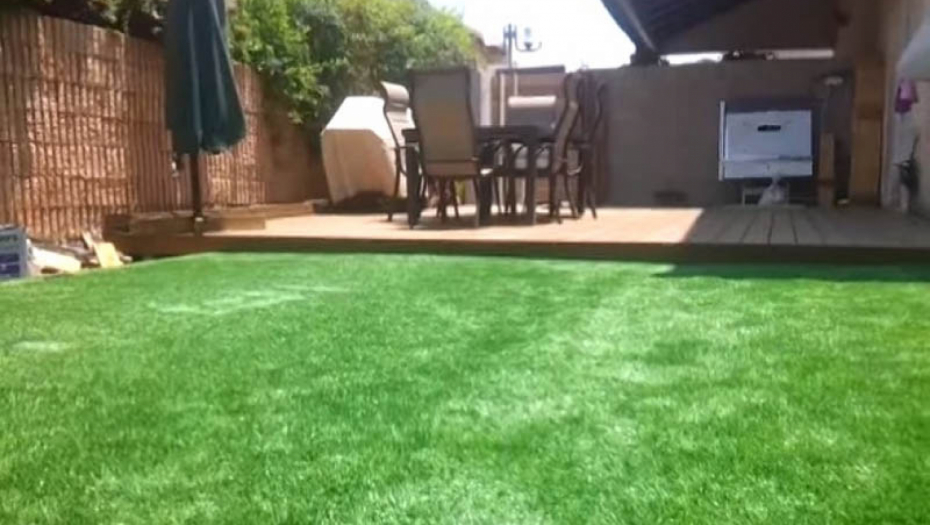 Ovo dvorište krije savršenu tajnu: Pogledajte šta se nalazi ispod trave! (VIDEO)