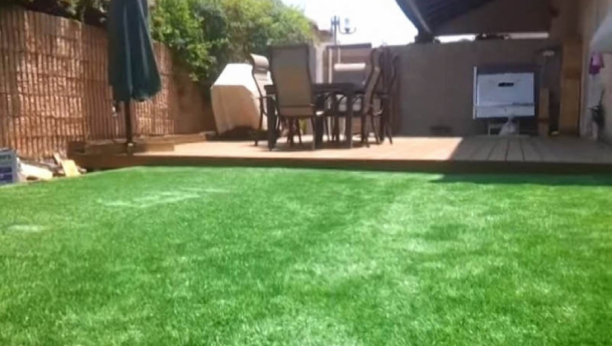 Ovo dvorište krije savršenu tajnu: Pogledajte šta se nalazi ispod trave! (VIDEO)