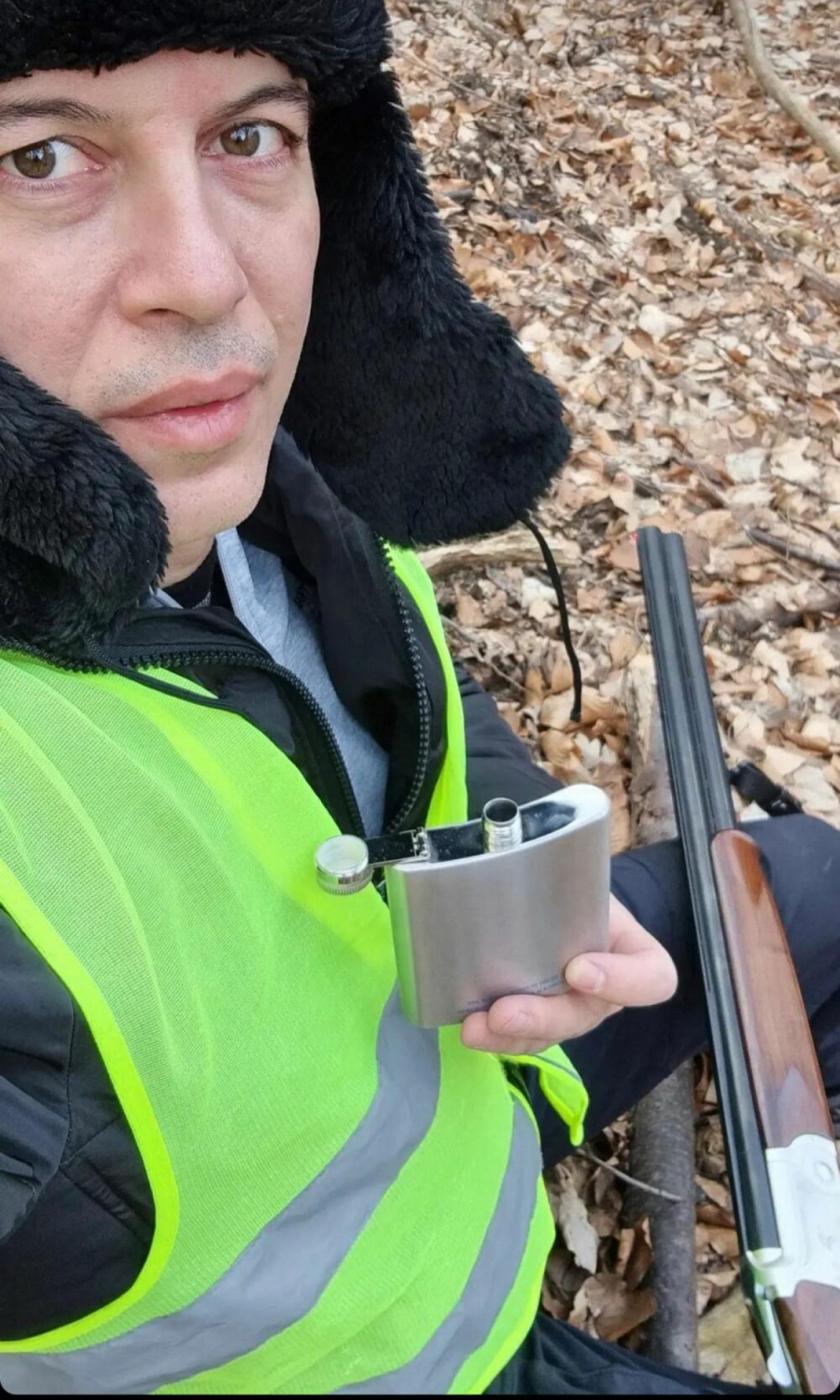 OVAKO SE OPUŠTA U SLOBODNO VREME! Topalko postao lovac, isplivala fotka pevača sa puškom u ruci, a jedan detalj je sve šokirao!