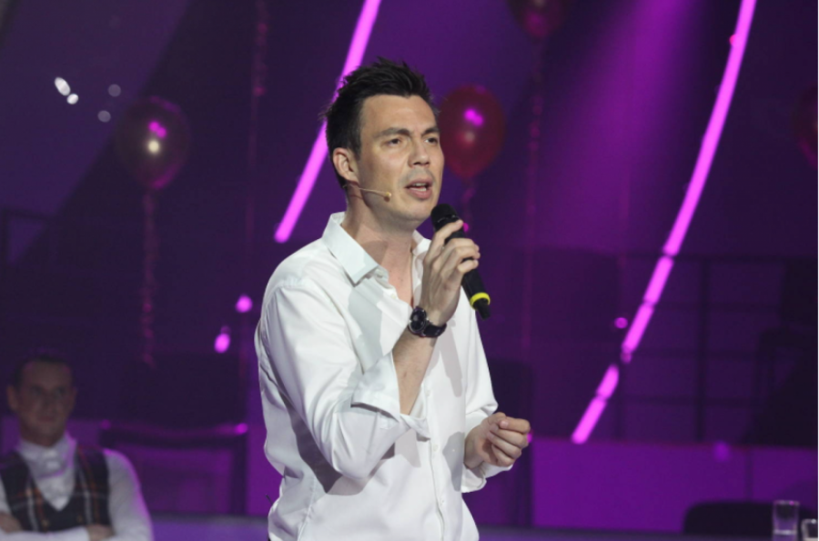 RETKO IZLAZIM SA SUPRUGOM! Poznati pevač otkrio detalje iz privatnog života i šta se desi svaki put kad uđe u kafanu