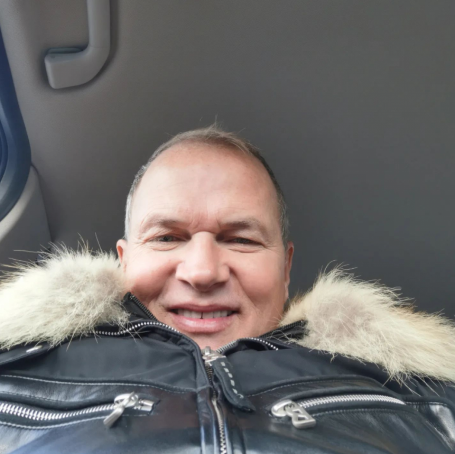 U ZADRUGU ULAZI JEDAN OD NAJPOZNATIJIH OČEVA RIJALITIJA Zadrugari ni ne slute šta im se sprema, on će im pomutiti sve račune i pokazati ko je i šta je