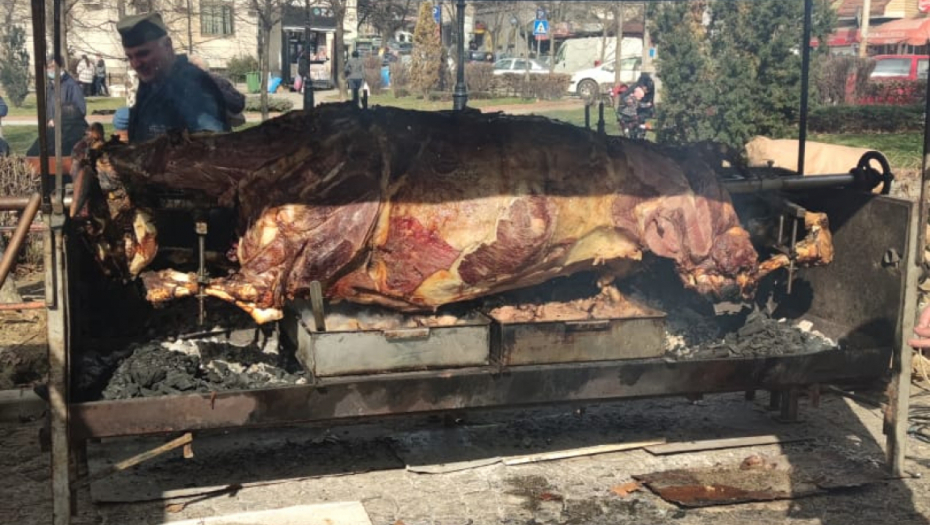 MLADENOVAC SLAVI DAN DRŽAVNOSTI Pečenje i posluženje za sve građane u centru grada! (FOTO)