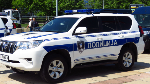 UDARIO MLADIĆA FLAŠOM U GLAVU, PA GA TROJICA TUKLI Policija u Leskovcu uhapsila trojicu osumnjičenih batinaša