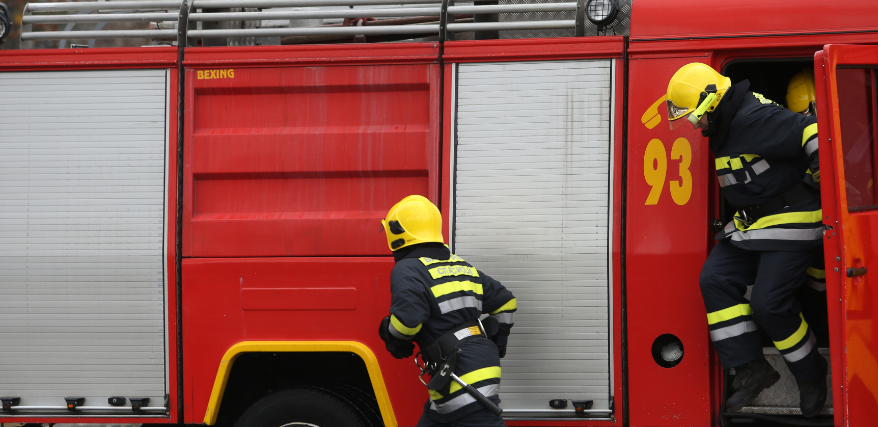 ZAPALIO SE MAGACIN U LESKOVCU Radnik povređen dok je gasio vatru (FOTO)