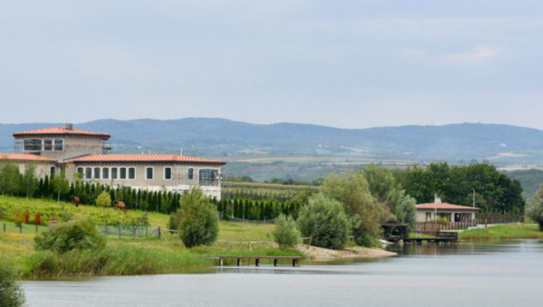 NOVAK ĐOKOVIĆ SAGRADIO DVORAC U SRPSKOM SELU Posle srpskog tenisera cena kvadrata skočila sa 500 na neverovatnih 2000 evra, tajna je u ovome!