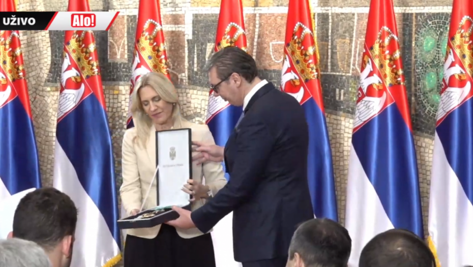 VUČIĆ URUČIO ODLIKOVANJA NA DAN DRŽAVNOSTI SRBIJE Budućnost srpske politike je da naše odluke donosimo samostalno i nezavisno (VIDEO)
