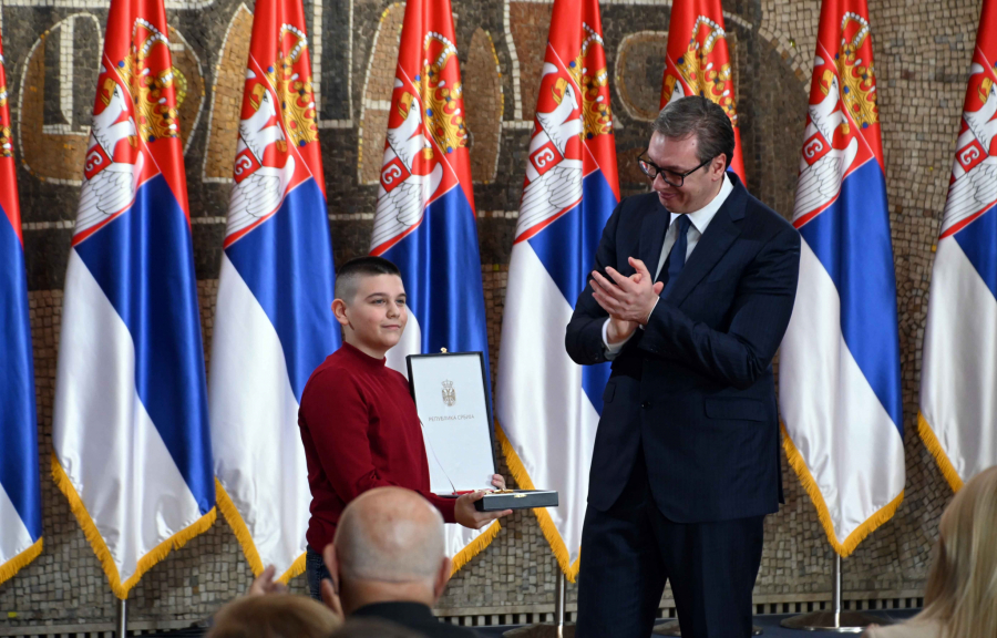 VUČIĆ POSTHUMNO ODLIKOVAO HEROJE POLICIJE Članovi porodica istakli da su počastvovani ovim priznanjem