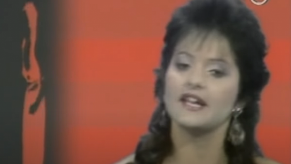 DA LI PREPOZNAJETE PEVAČICU SA SLIKE? Njeno srce osvojio je muzičar, a u životu je doživele velike tragedije!