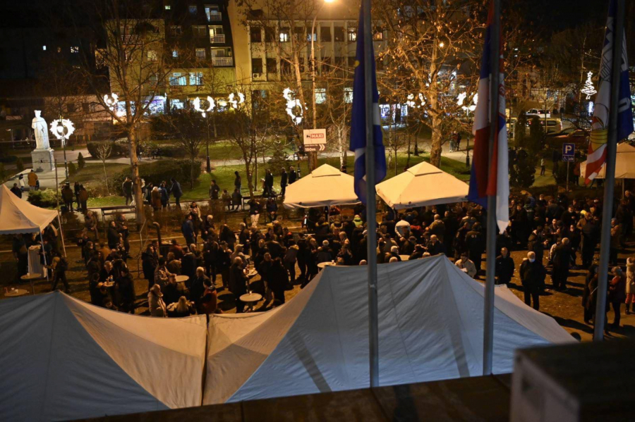 PODRŠKA LISTI SNS U MLADENOVCU Ogroman broj građana okupio se ispred opštine da potpisom podrži izbornu listu naprednjaka
