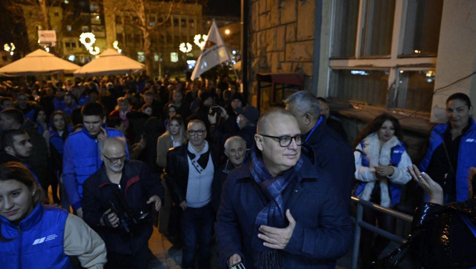 PODRŠKA LISTI SNS U MLADENOVCU Ogroman broj građana okupio se ispred opštine da potpisom podrži izbornu listu naprednjaka