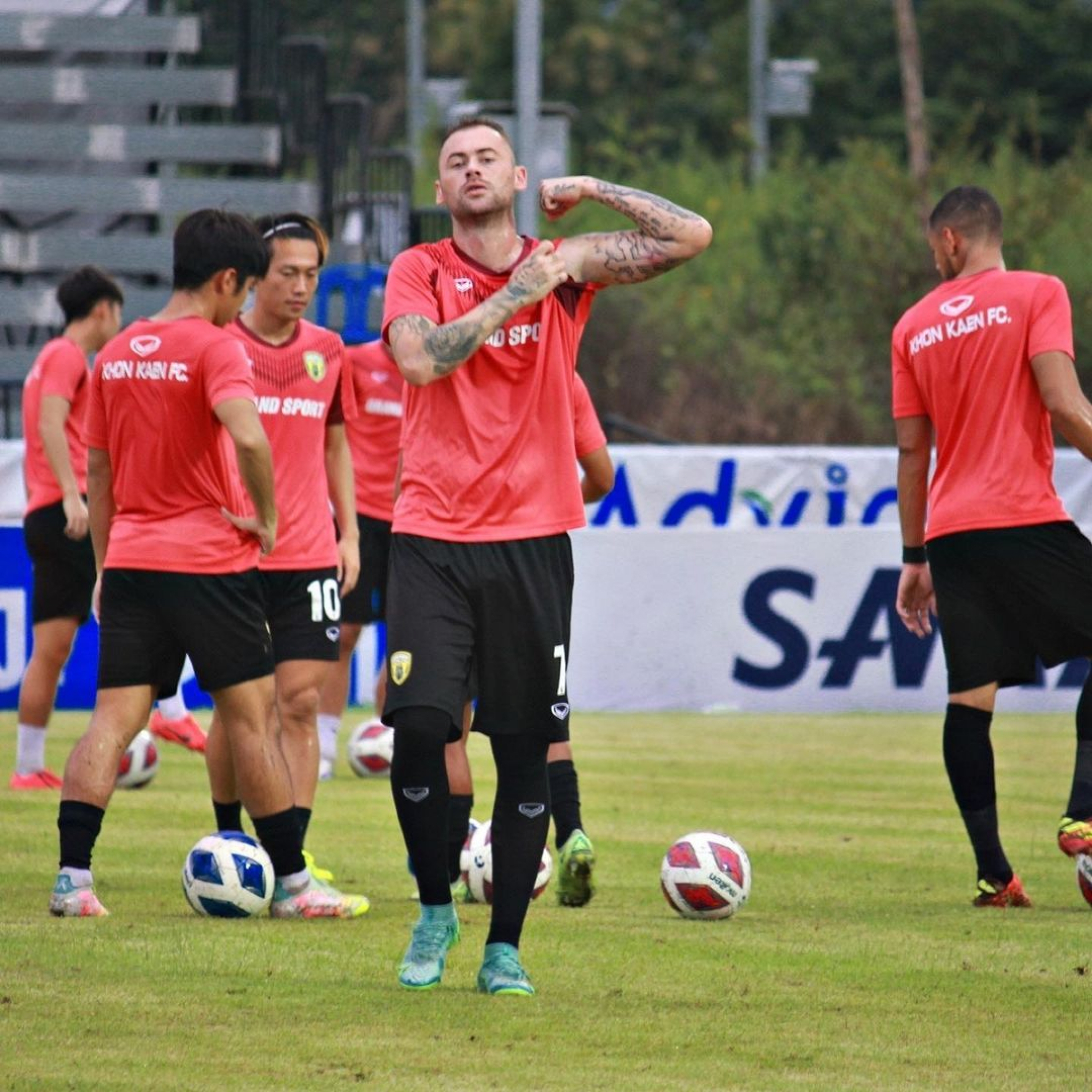 ODBIO PARTIZAN, OTIŠAO U DALEKU AZIJU, A SADA UČI TAJLANĐANE SRPSKIM HITOVIMA! Neverovatna priča bivšeg reprezentativca Srbije o raju na zemlji, Ipčetu i pijanstvu sa legendama! (FOTO)