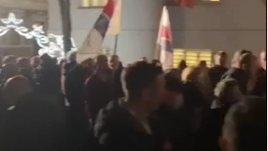 KRAJIŠNICI DOŠLI DA PODRŽE VUČIĆA Razvili zastave pa zapevali OVU PESMU (VIDEO)