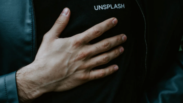 OVO JE ALARM ZA UZBUNU: Ukazuje da je srce obolelo, a ovaj jedan neobičan simptom može da vam spasi život ako se pregledate na vreme!