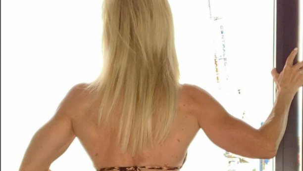 BAKA (64) IZGLEDA KAO SESTRA SVOJOJ UNUCI Viđa se sa mnogo mlađim muškarcem, a otkrila je da svako može da uspori proces starenja!