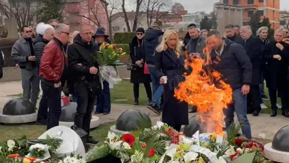 ZAPALIO SE GROB ŠABANA ŠAULIĆA! Haos u Aleji zaslužnih građana, okupljeni pokušali da ugase požar, Sanela odmah reagovala! (VIDEO)