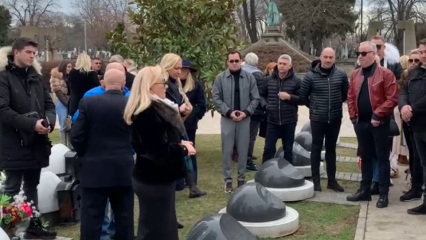 HVALA VAM ŠTO GA NISTE ZABORAVILI! Potresan govor Goce Šaulić na pomenu pevača rasplakao sve prisutne (VIDEO)