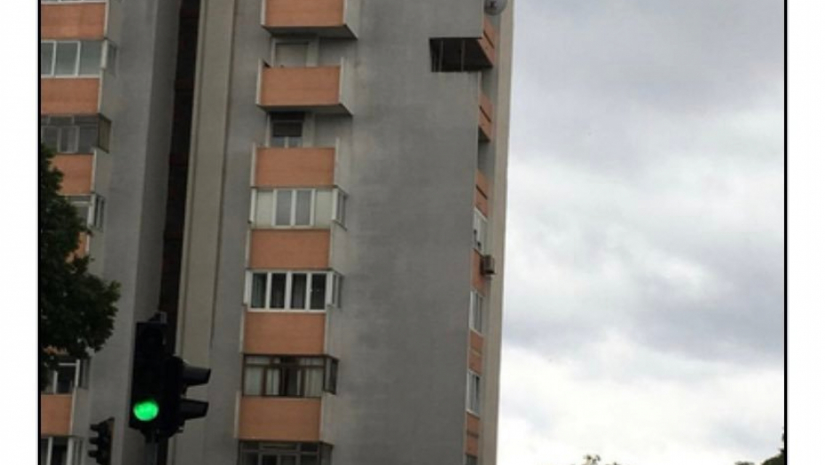 SENZACIJA U SPLITU Ovom balkonu se svi smeju, a evo šta se zaista krije iza neobičnog prizora (FOTO)