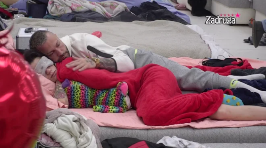 REPER NASTAVLJA DA SE PONIŽAVA! Nenad krenuo da mazi i ljubi Tarine noge, a njena reakcija je ostavila zadrugarke u šoku!