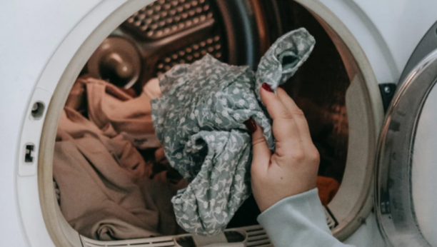 OVAJ TRIK SVAKA DOMAĆICA MORA DA ZNA Stavite vlažnu maramicu u mašinu za pranje veša, efekat će vas oduševiti