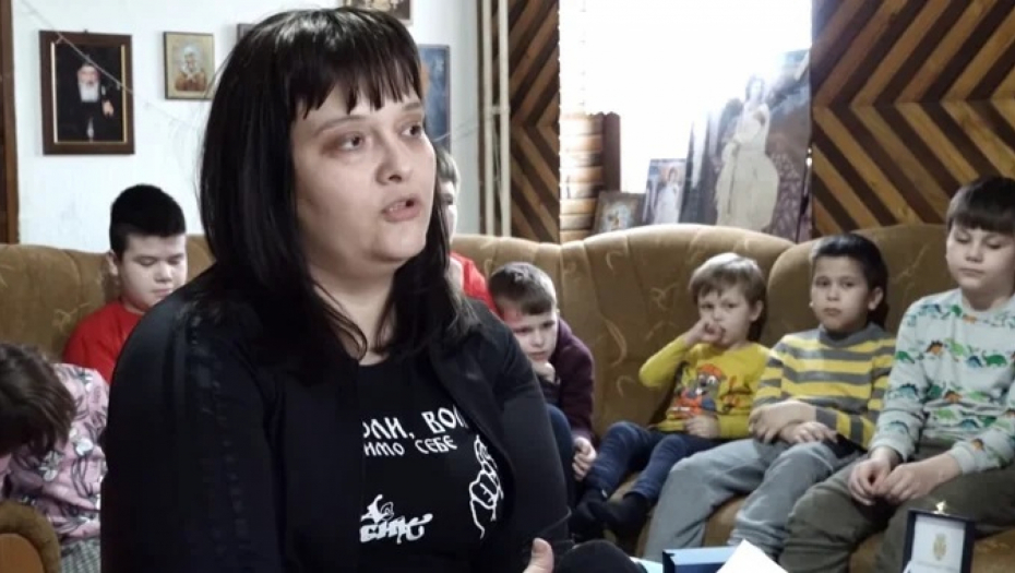 MAJA KOVAČEVIĆ (37) DOBILA SRETENJSKO ODLIKOVANJE Samohrana majka 11-oro dece - heroj i primer čiste sreće