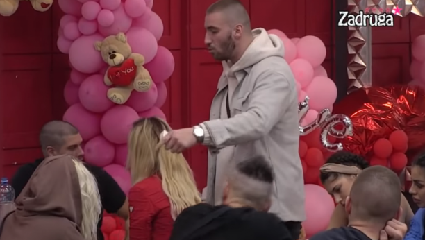 PONIŽAVAJU ME I DEGRADIRAJU! Mensur puca po šavovima, osuo paljbu, a posebno se obratio njoj!