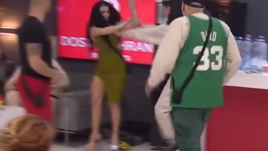 TUČA ZA VREME REKLAMA! Tara Simov krvnički nasrnula na Sanju, obezbeđenje uletelo momentalno! (VIDEO)