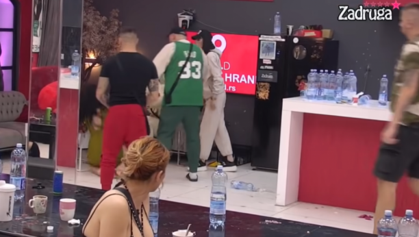 MOMENTALNA DISKVALIFIKACIJA! Javnost zgrožena scenama nasilja u rijalitiju nakon što je Tara brutalno udarila i gurnula Sanju Grujić!