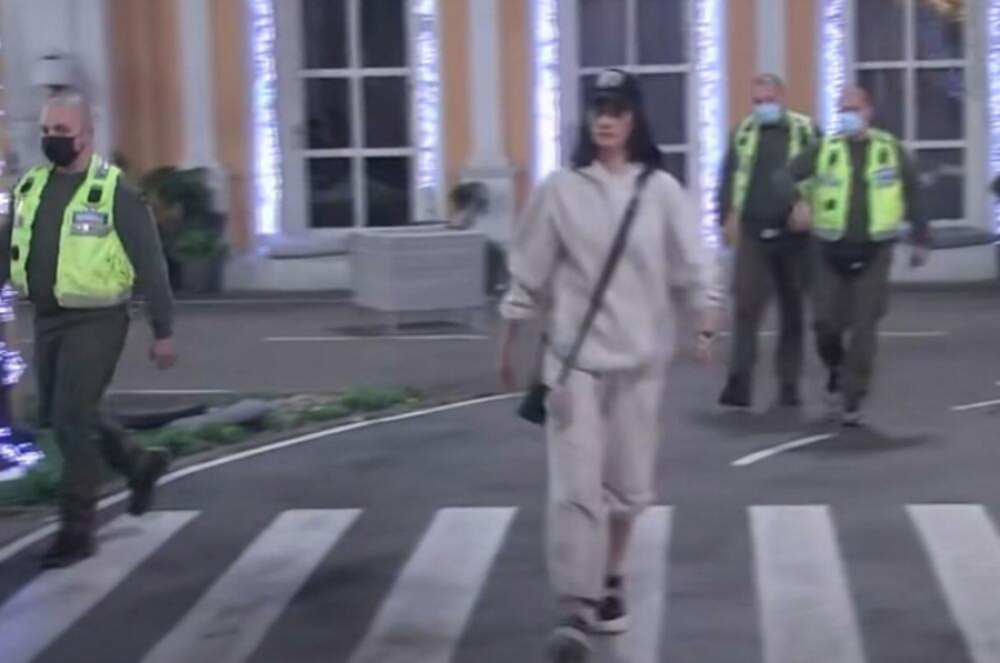 LOMI SVE PRED SOBOM! Tara Simov podivljala, jezive scene u rijalitiju, obezbeđenje ne može da savlada razjarenu zadrugarku! (VIDEO)