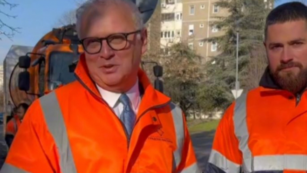 NOVI HIT SNIMAK NA TIKTOKU Vesić u radnoj uniformi sa radnikom gradske čistoće! (VIDEO)