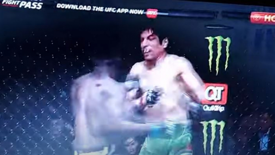 BRUTALNO! Snažnim udarcima potezim patosirao protivnika! (VIDEO)