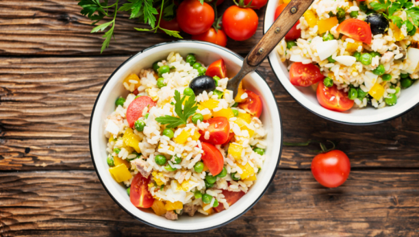 PRAVI LETNJI OBROK Napravite salatu sa pirinčem i voćem