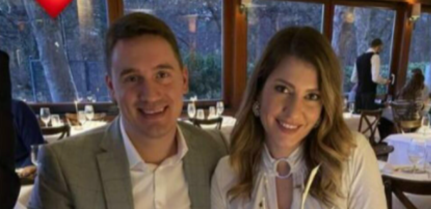 TAJNO CRKVENO VENČANJE! Voditeljka jutarnjeg na intimnoj ceremoniji u belom odelu, isplivale prve fotke! (FOTO)