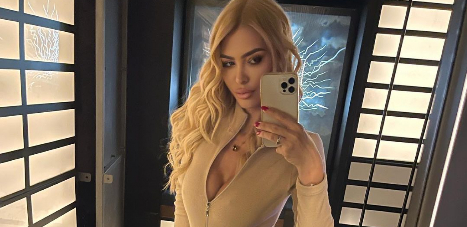 IZVAJANO TELO SUPRUGE POZNATOG FUDBALERA! Ona je pozirala u kratkom šortsu i pokazala zmijsko telo uz poruku: Ne koristim fotošop!