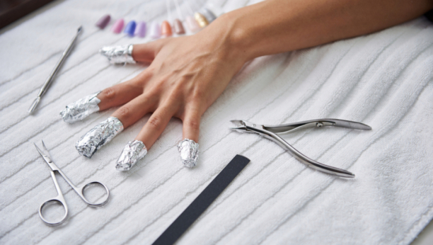 Odlazak u salon nije potreban: Kako da skinete trajni lak kod kuće?