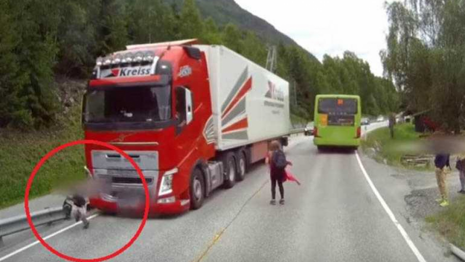 DEČAK JE IZAŠAO IZ ŠKOLSKOG AUTOBUSA I POTRČAO PRAVO POD KAMION Vozačeva reakcija graniči sa nemogućim (VIDEO) (VIDEO)