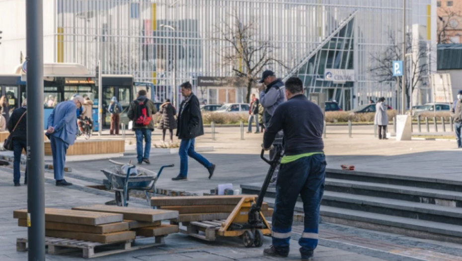 ZAMENJENE METALNE PLOČE NA POZORIŠNOM TRGU Vučević: Istragom će biti utvrđeno kako je došlo do greške, ali osuđujem i zlurade komentare