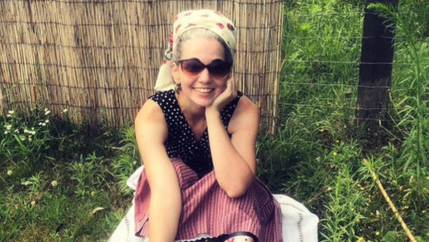 OSEDELA SA 13 GODINA I POSTALA ŽRTVA SVOJIH VRŠNJAKA: Ani su ubrzo bele vlasi donele slavu, evo na koji način zarađuje zahvaljujući njima