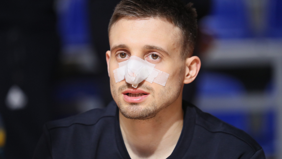 POJAVIO SE SA ZAVOJEM!  Aleksa Avramović  uprkos slomljenom nosu protiv Zvezde stigao na pripreme reprezentacije